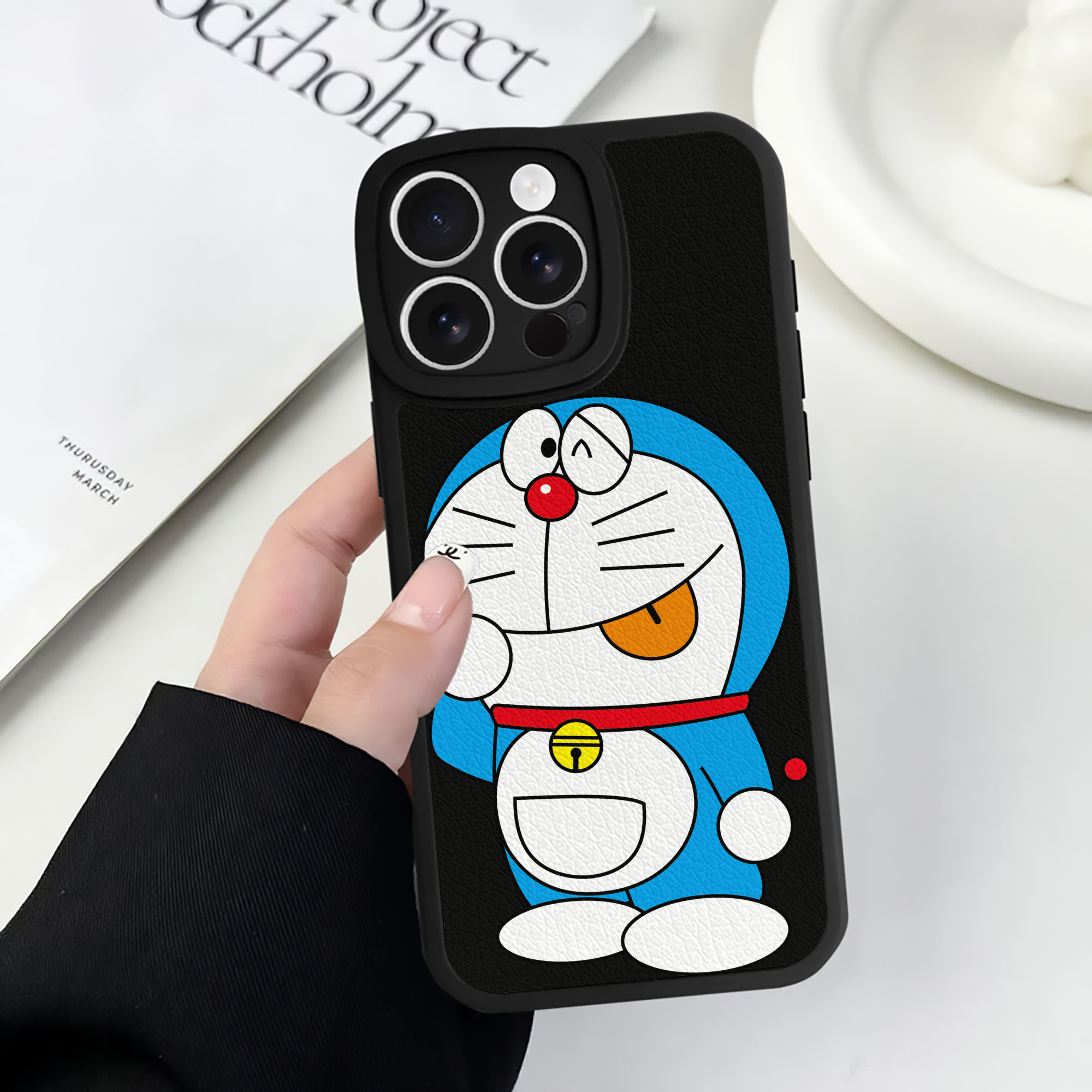 （画像用） ドラえもん Doraemon 【iPhone 16シリーズ対応】シリコンスマホケース（レザー調） 材質：シリコン